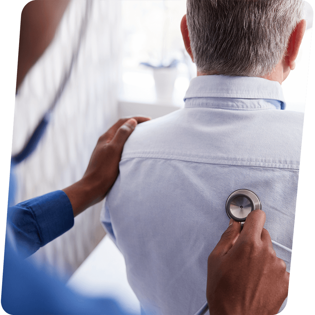 pneumologista examinando paciente em consultório moderno, interação profissional de saúde