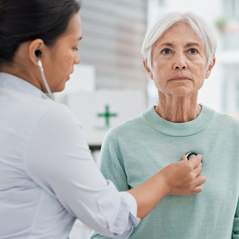 paciente em consulta pneumológica preventiva, pneumologista explicando cuidados respiratórios, ambiente acolhedor